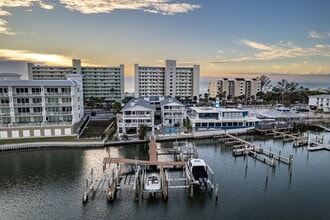 Building Photo - Gorgeous 2/2 condo at Indian Shores