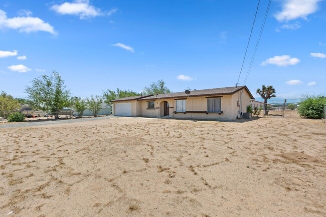 Building Photo - 15073 Mojave St