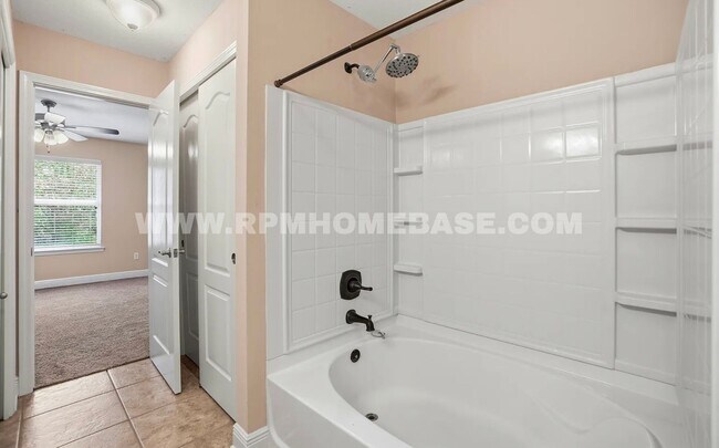 Building Photo - Contemporary 3 Bed 3 Bath Townhome Just 4 Miles from Navarre Beach