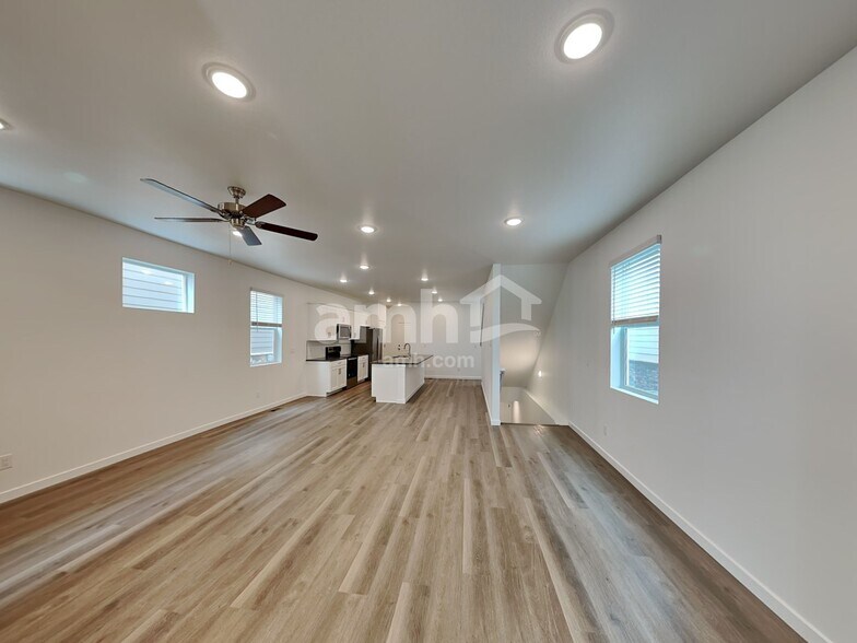 Building Photo - 310 N Addison Way