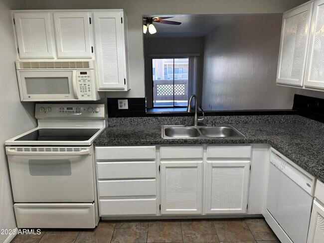 Building Photo - 930 N Mesa Dr