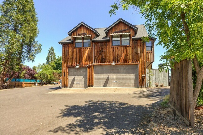 Building Photo - Peaceful 2-bedroom 1-bath Cottage with Dec...