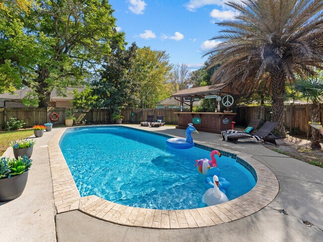 Building Photo - 102 Forestay Ct