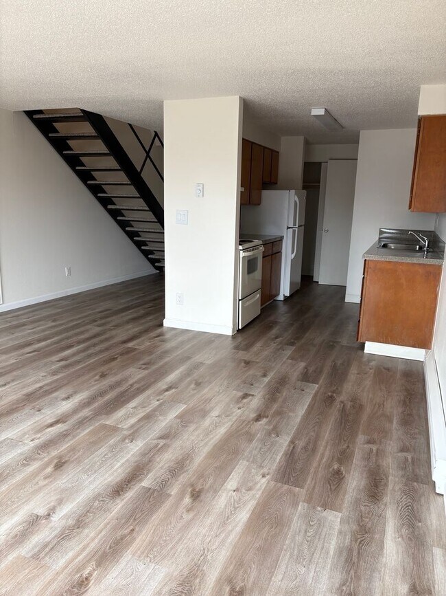 Building Photo - Beautiful townhome in the heart of Tigard ...