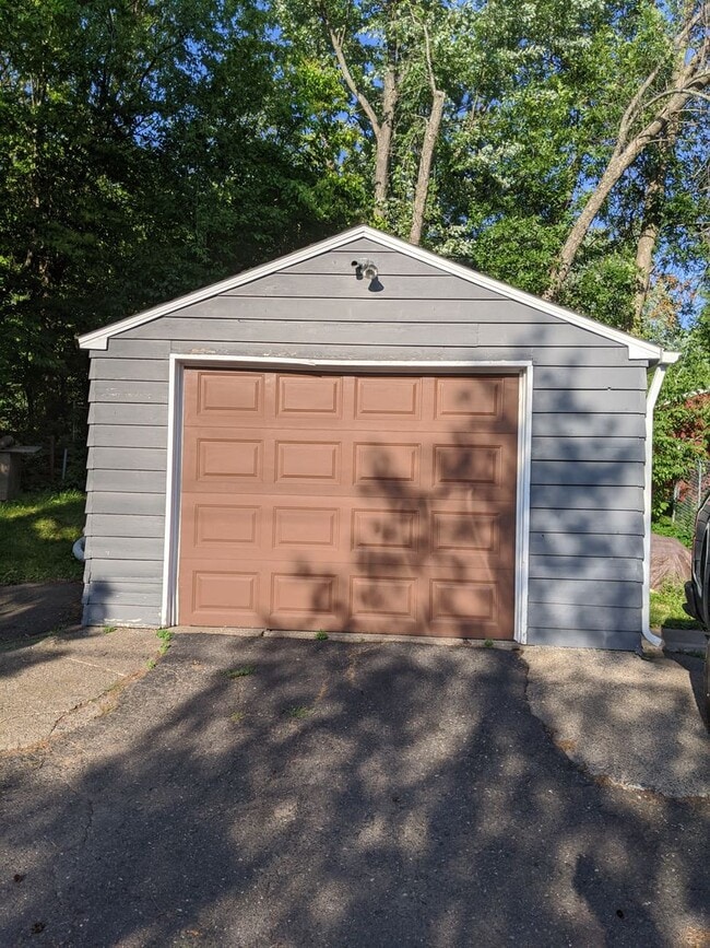 Building Photo - Amazing 4 Bedroom 2 Bathroom House with Garage!