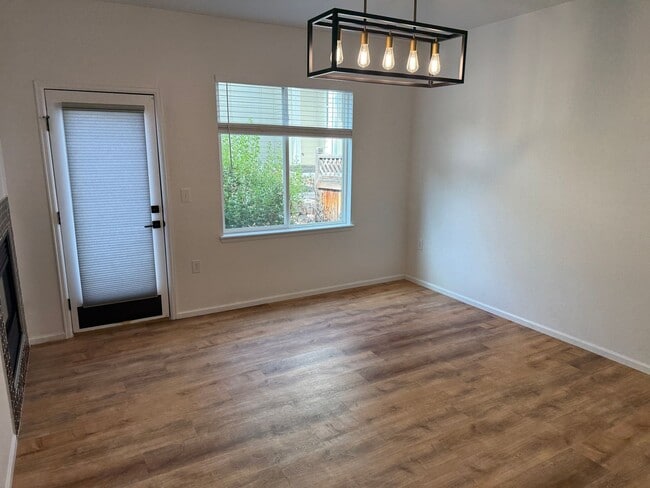 Building Photo - GEORGEOUS 2 bedroom townhome!