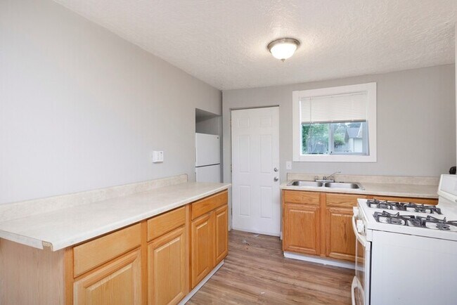 Building Photo - 4740 NE 99th Ave