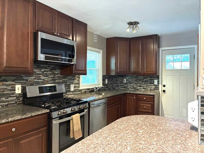 Kitchen - 5112 Hollywood Rd