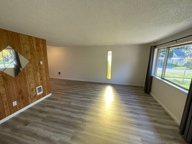 Building Photo - 2021 Thompson Ave