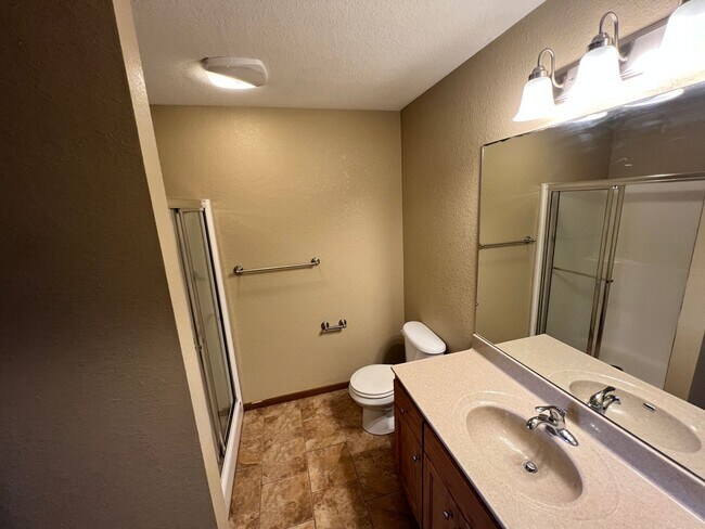 Building Photo - Welcome Home – Beautiful 4 Bed / 2.5 Bath ...