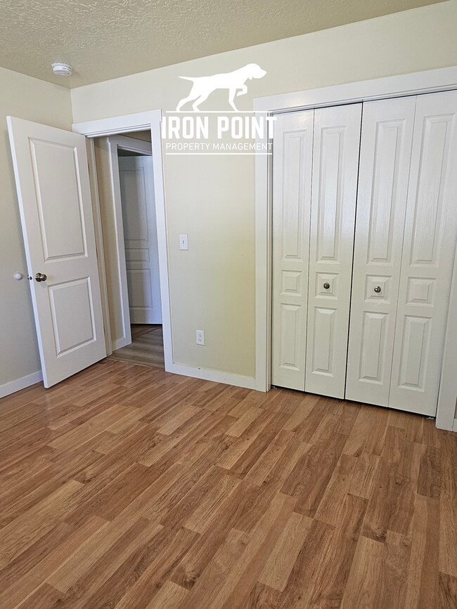 Building Photo - 3bed/2bath w/3 car garage, upstairs bonus room, vaulted ceilings, & fenced yard.