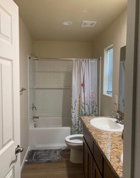 Building Photo - 3640 Newport Ave