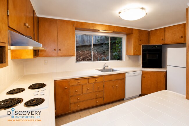 Building Photo - Contemporary North Berkeley 2 Bedroom Condominium