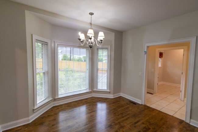 Building Photo - 906 Monarch Cir