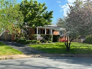 Building Photo - Charming 3 BR, 2.5 Ba house in a great location in town on a quiet cul de sac