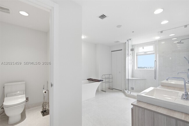 Building Photo - 17301 Biscayne Blvd