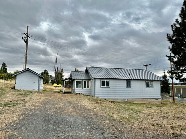 Building Photo - 2bdrm, 1 bath house with shed near Jeld We...