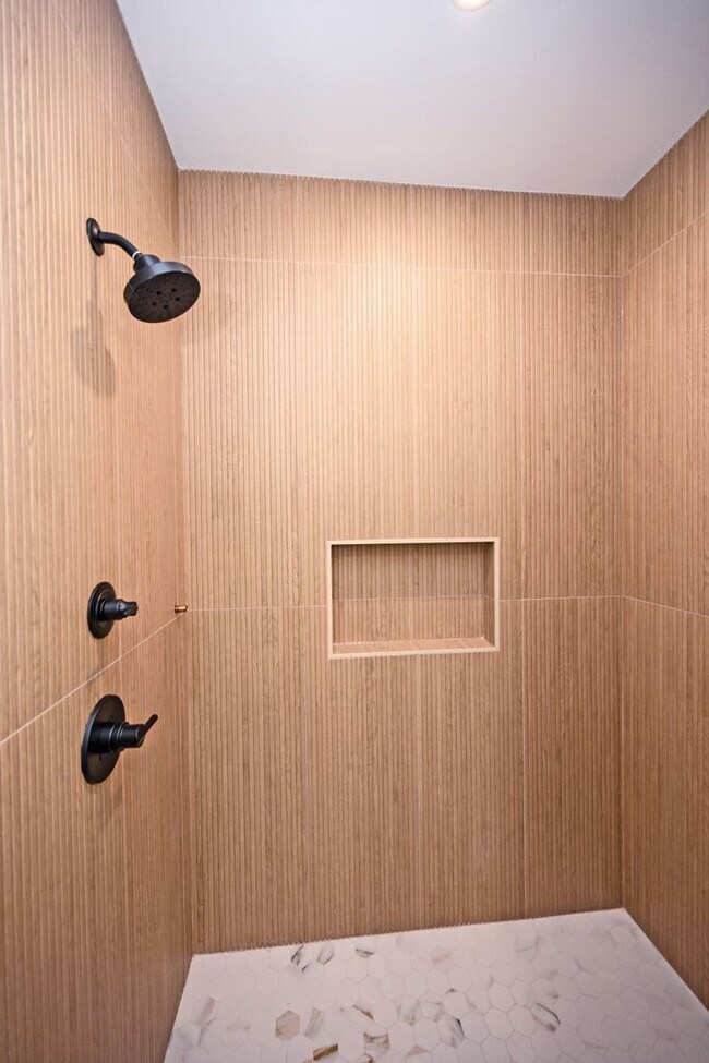 Building Photo - Furnished 3 Bed, 3.5 Bath - Short or Long-Term Rental on the Wasson Trail!