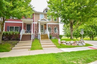 Building Photo - 3 Bedroom 2 Bath Townhome End unit in Glenn Village!!!