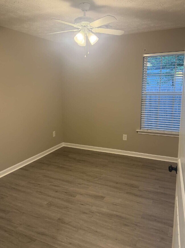 Building Photo - 3BR/2BA — Fenced Yard, Gated Parking, Lawn & Pest Included | Available 7/27