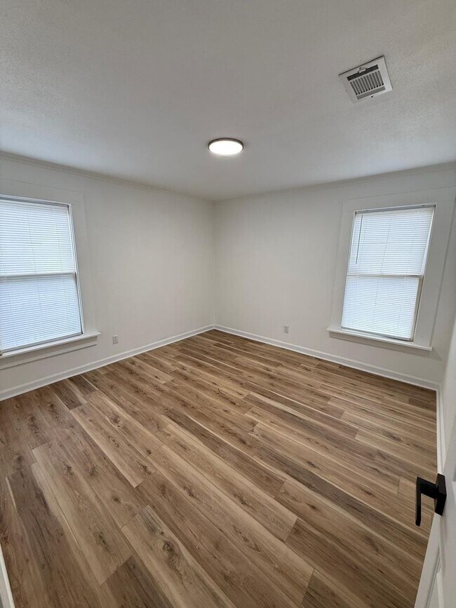 Building Photo - Cozy Single- Family home NLR