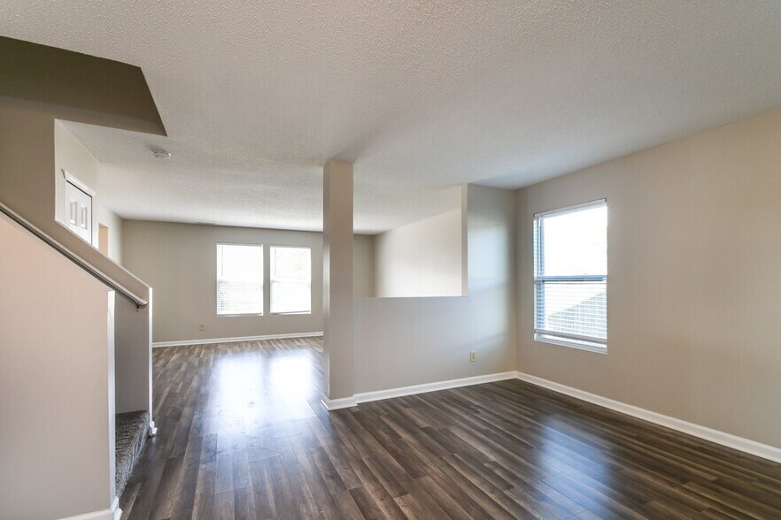 Building Photo - 958 Streamside Dr