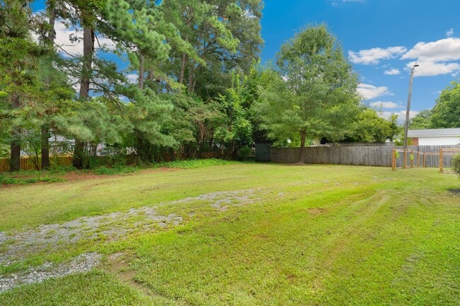 Building Photo - Available now! Lovely 3 bed/1 bath Home in...
