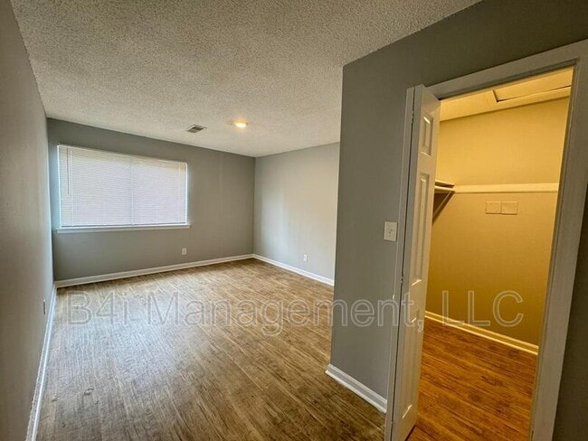 Building Photo - 918 Lakewood Ln