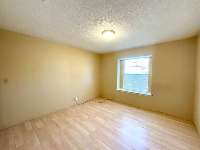 Building Photo - AVAILABLE NOW! 2 Bedroom / 1 Bath Home Near Randolph AFB!