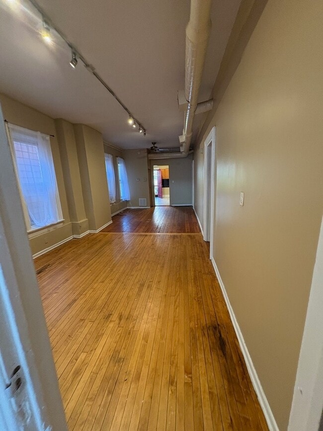 Building Photo - 1154 W 18th St