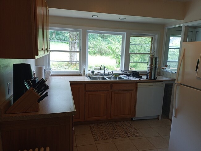 Building Photo - 1229 Ellis Hollow Rd