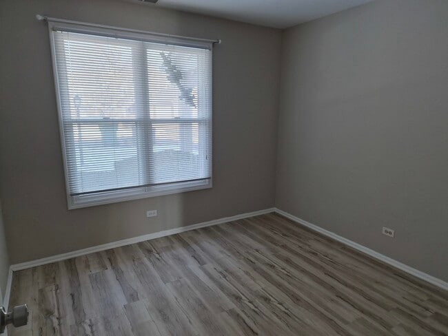 Building Photo - 271 Southwick Ct