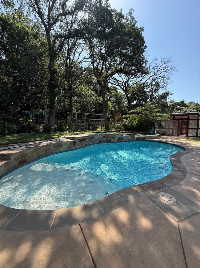 Building Photo - Beautiful 2 bedroom, 2.5 bath POOL home!!!!