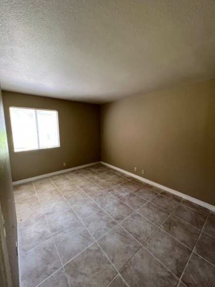 Building Photo - 5081 River Glen Dr