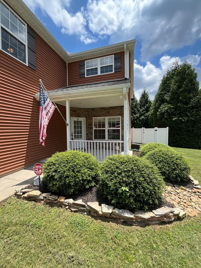 Building Photo - Stunning 3 Bed 3 Bath Home