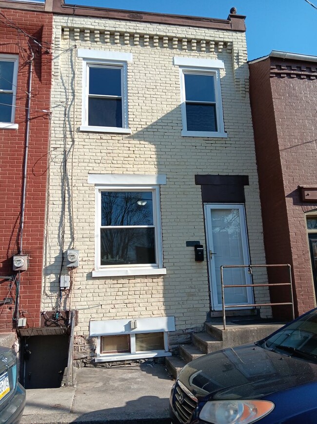 Primary Photo - Charming 3BR Townhouse in Cabbage Hill - S...