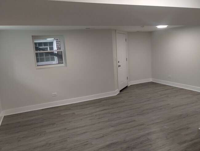 Building Photo - 3261 W Fulton Blvd