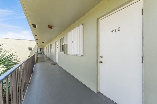 Building Photo - 1638 Embassy Dr