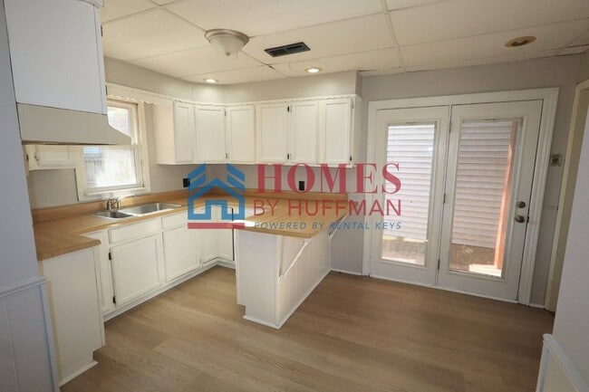 Building Photo - Three Bedroom House | Two Bathrooms
