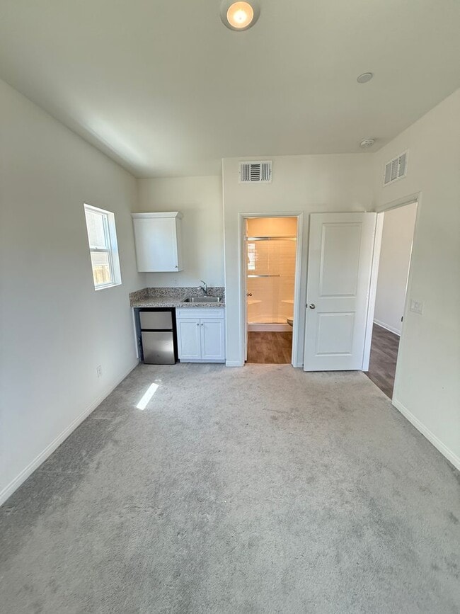 Building Photo - Fall in love with this NEWER  5 bedroom 4 ...
