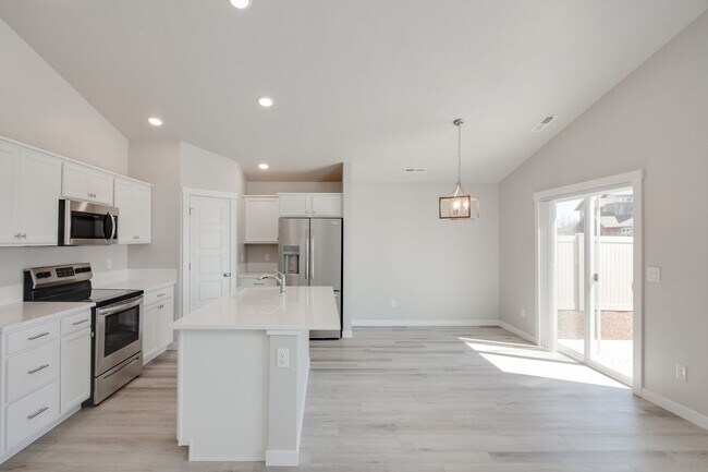 Building Photo - Open Concept Living!