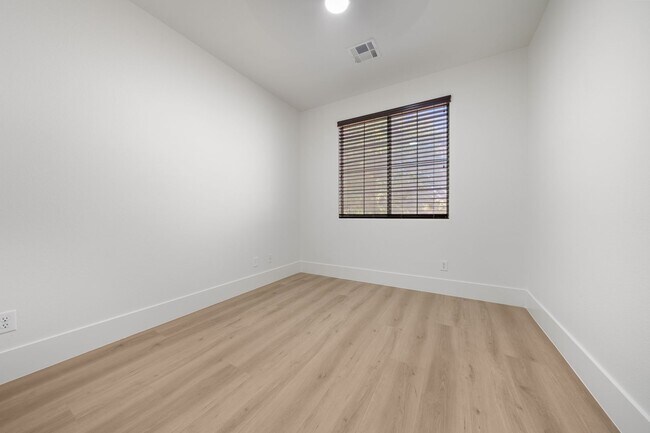 Building Photo - Beautifully Updated 4-Bedroom Home with 3-...