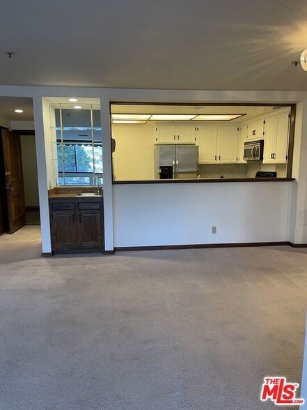 Building Photo - 880 W 1st St