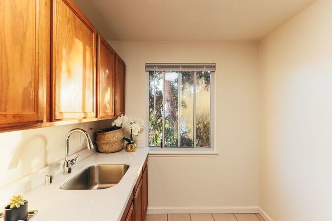 Building Photo - Newly renovated apartment at Oakbrook! 2 M...