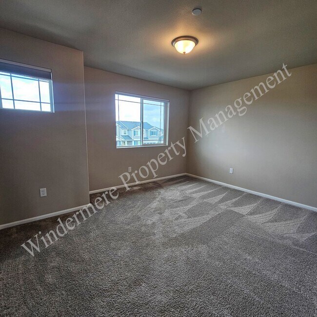 Building Photo - Spacious 4 Bedroom Home with Gas Fireplace, Office Space & 2-Car Garage!
