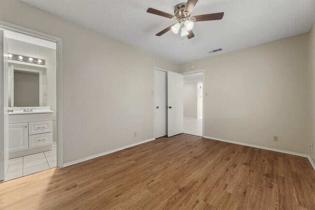 Building Photo - 8904 Pineridge Dr