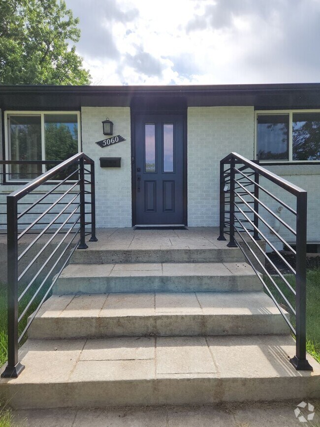 Building Photo - Completely renovated Ranch Style home in E...
