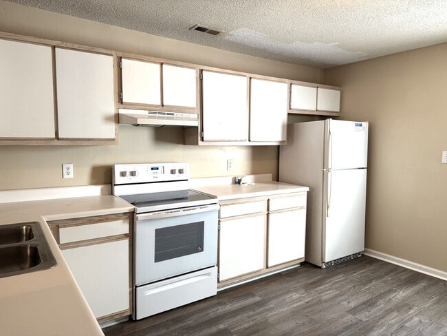 Building Photo - Minutes to Camp Lejeune! Pets with Owner Approval!