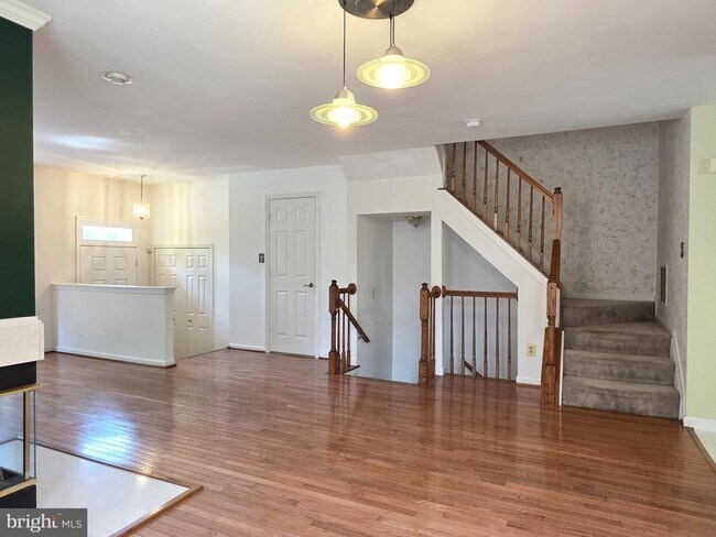 Building Photo - 937 Walnut Wood Rd