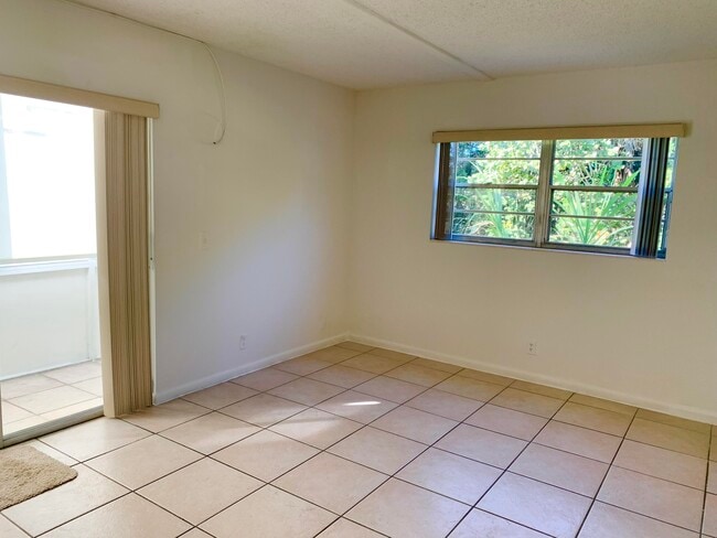 Building Photo - 39 Sussex B